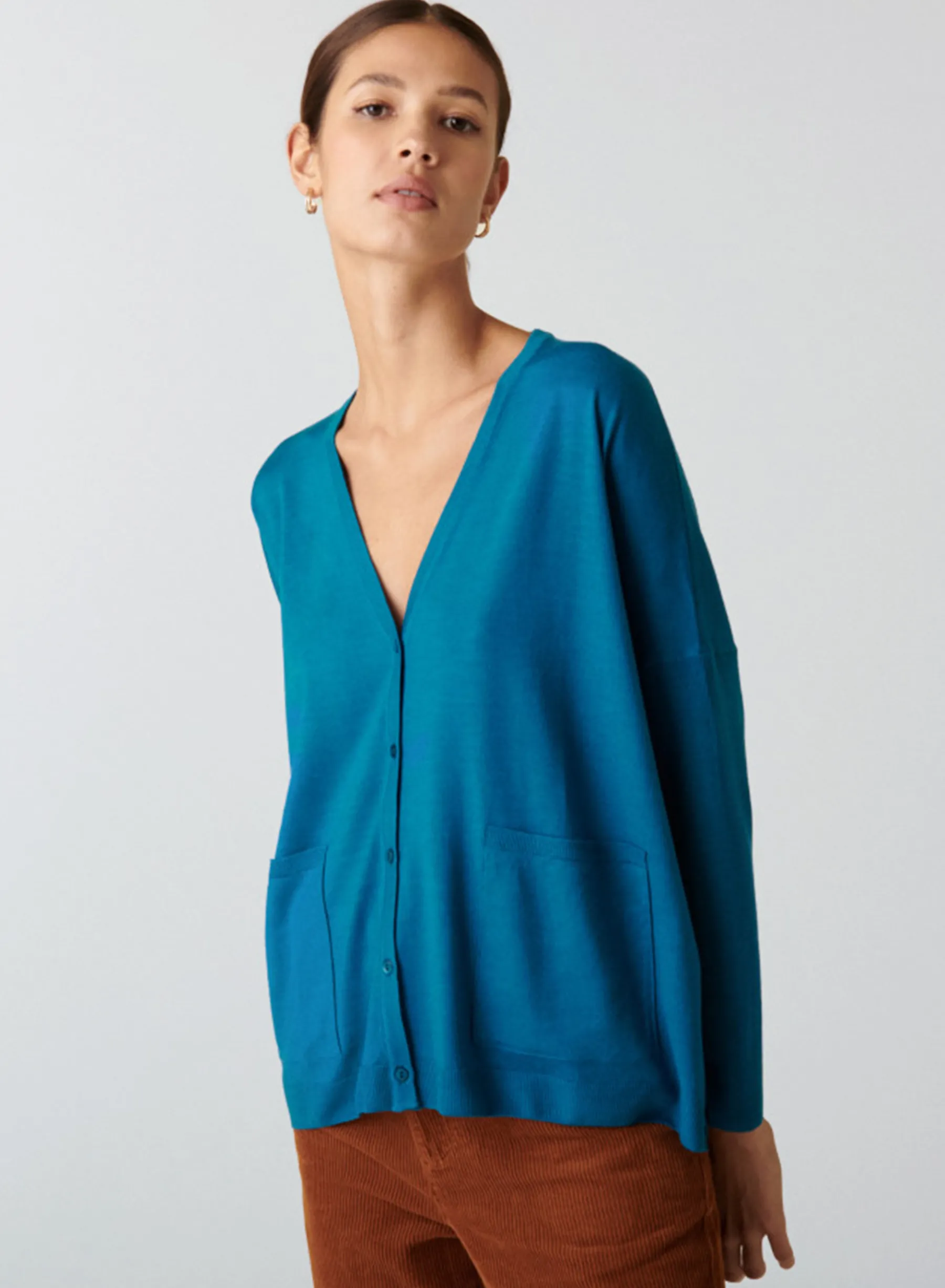 Montagut Les Incontournables-Cardigan boutonné à poches en laine mérinos - Ava 06-Bleu moyen