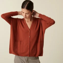Montagut Les Incontournables-Cardigan boutonné à poches en laine mérinos - Ava 92-Rouille