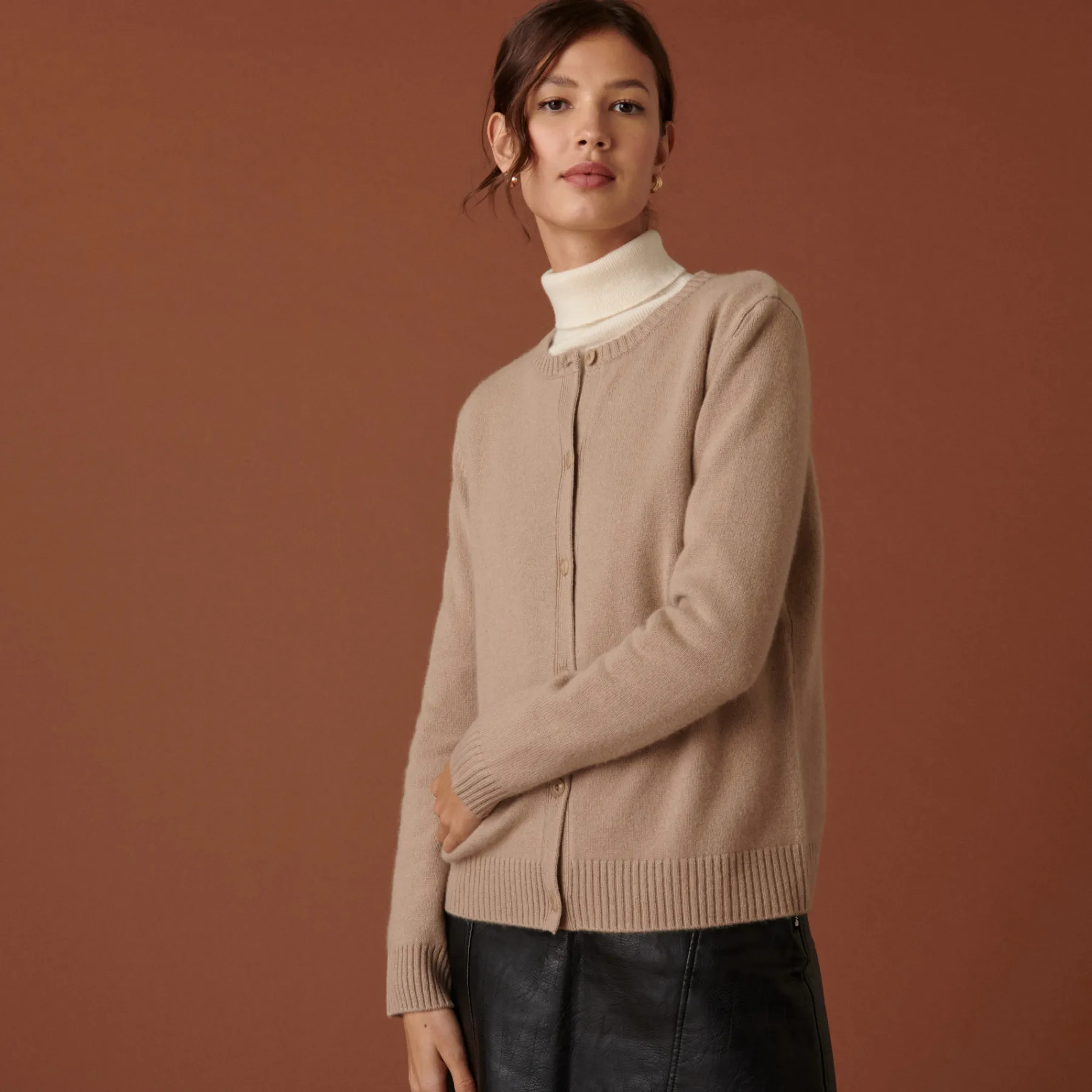 Montagut Les Incontournables-Cardigan en cachemire col rond boutonné - Adelys 13-Beige moyen
