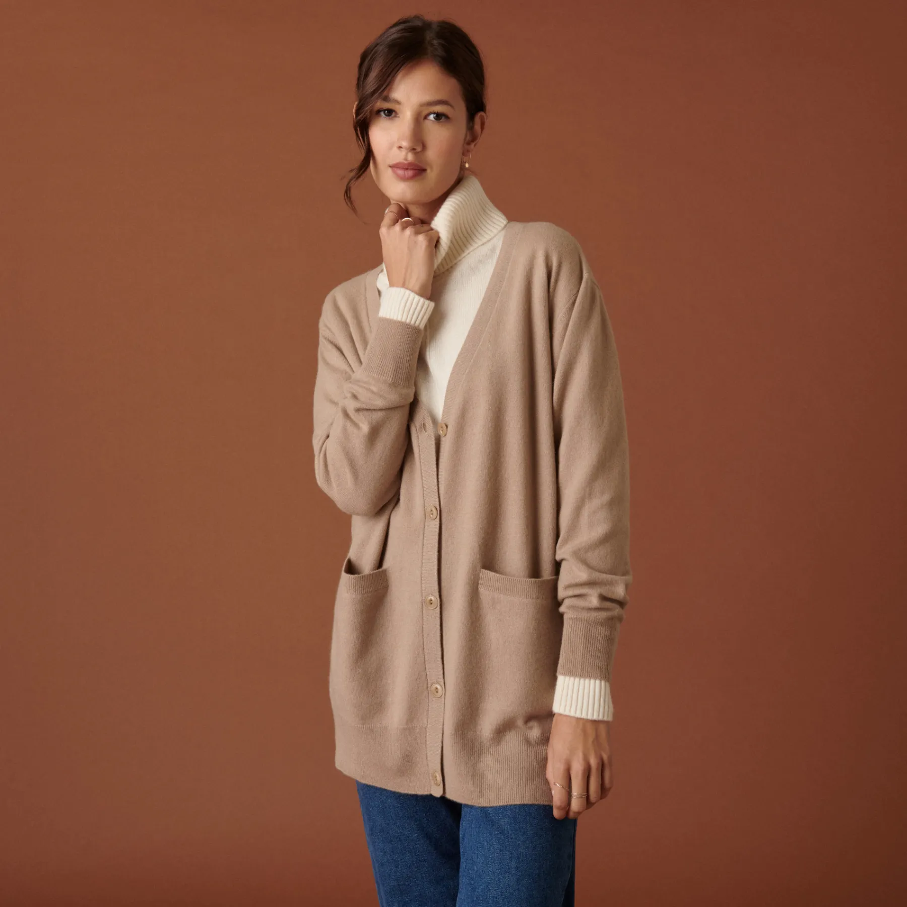 Montagut Les Incontournables-Long cardigan col V en cachemire à fentes et poches - Aden 13-Beige moyen