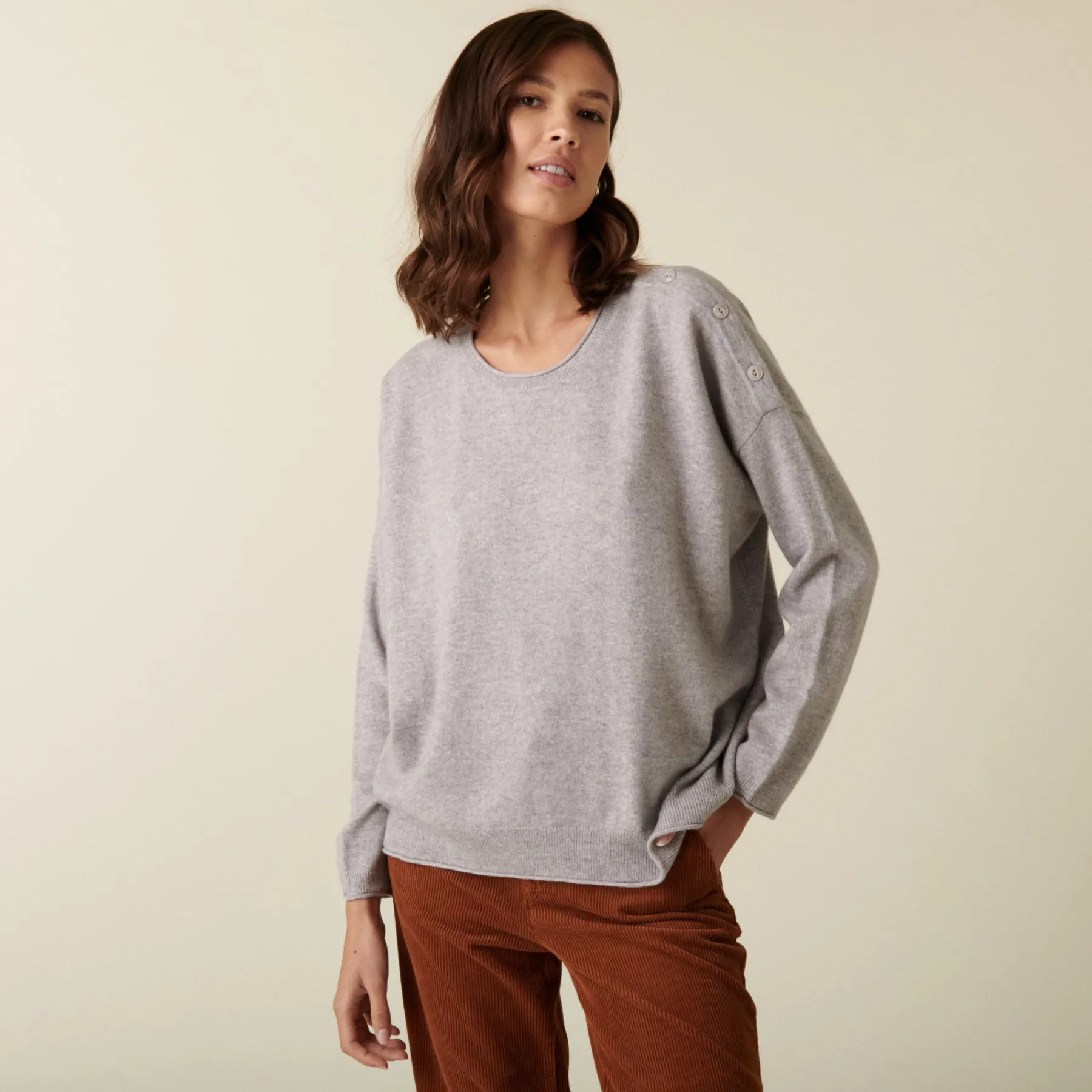 Montagut Les Incontournables-Pull ample boutonné à col rond en cachemire - Acene 11-Gris clair