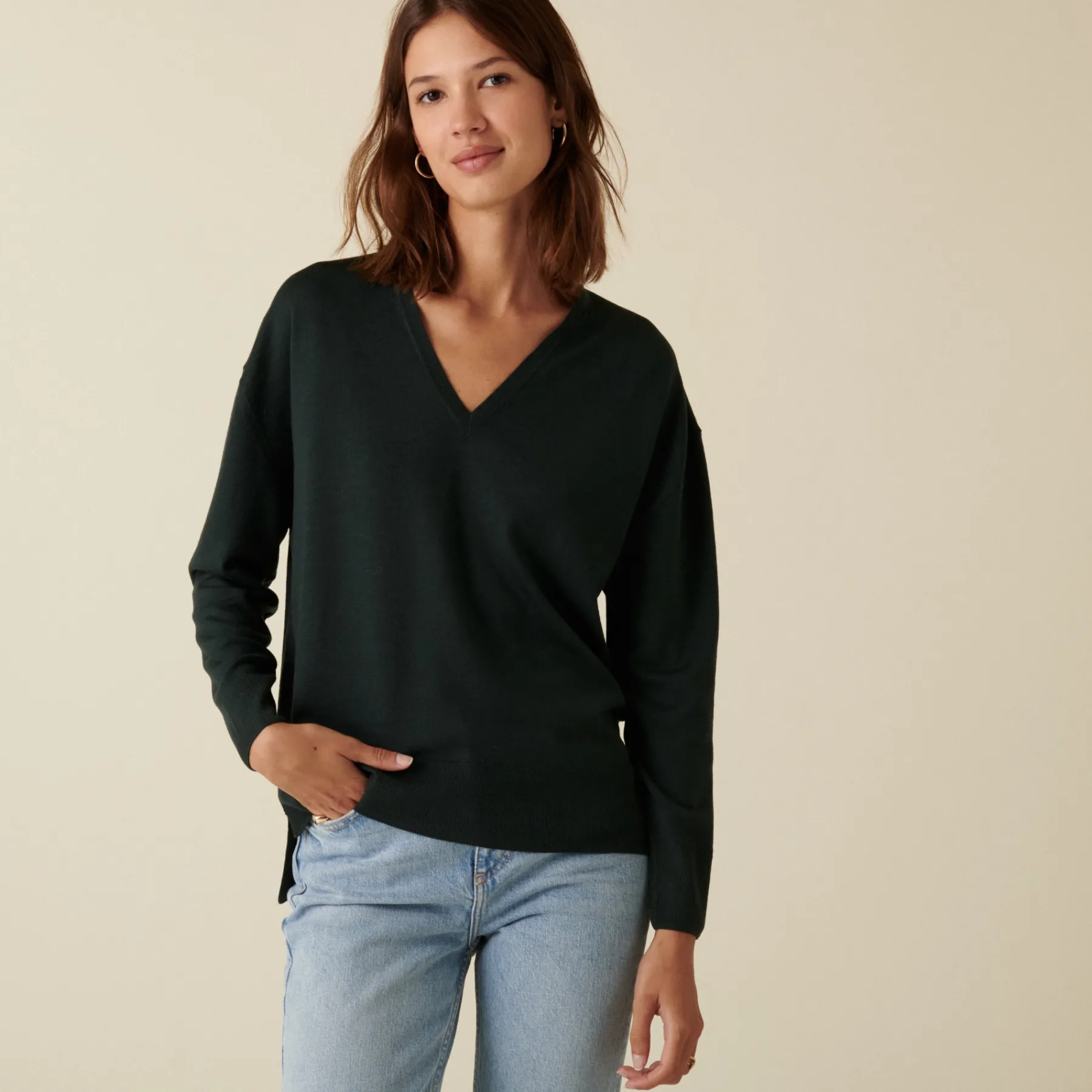 Montagut Pulls | Les Incontournables-Pull col V à fentes en laine mérinos - Aurora 21-Vert foncé