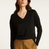 Montagut Pulls | Les Incontournables-Pull col V à fentes en laine mérinos - Aurora 01-Noir