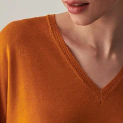 Montagut Pulls | Les Incontournables-Pull col V à fentes en laine mérinos - Aurora 15-Orange