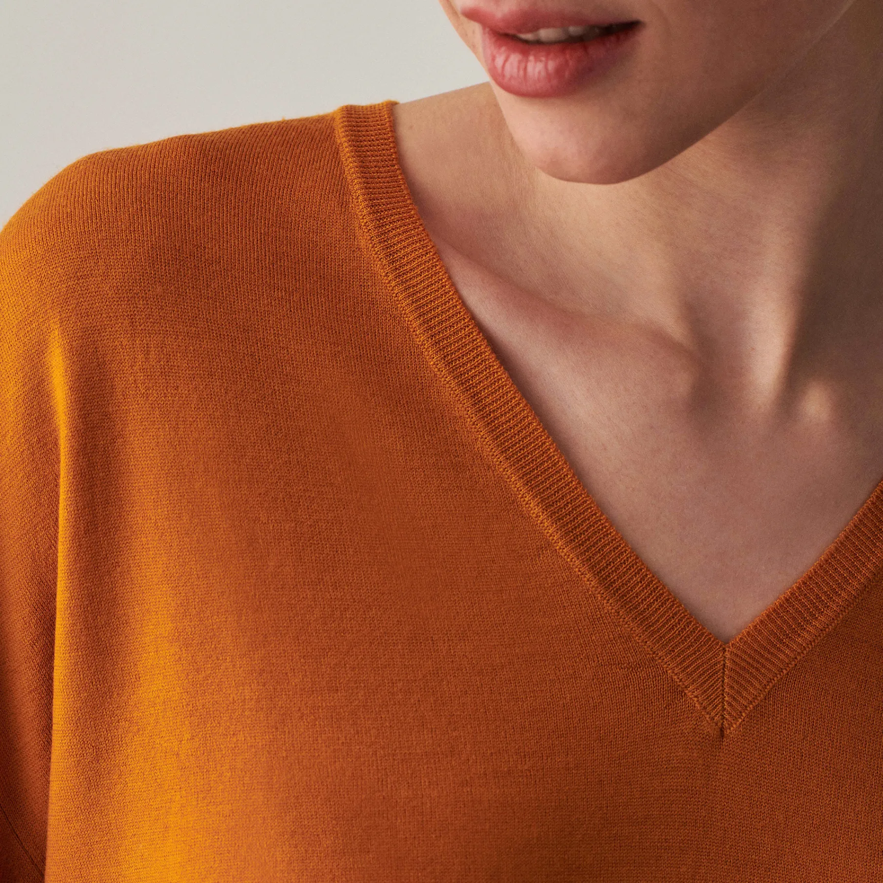Montagut Pulls | Les Incontournables-Pull col V à fentes en laine mérinos - Aurora 15-Orange