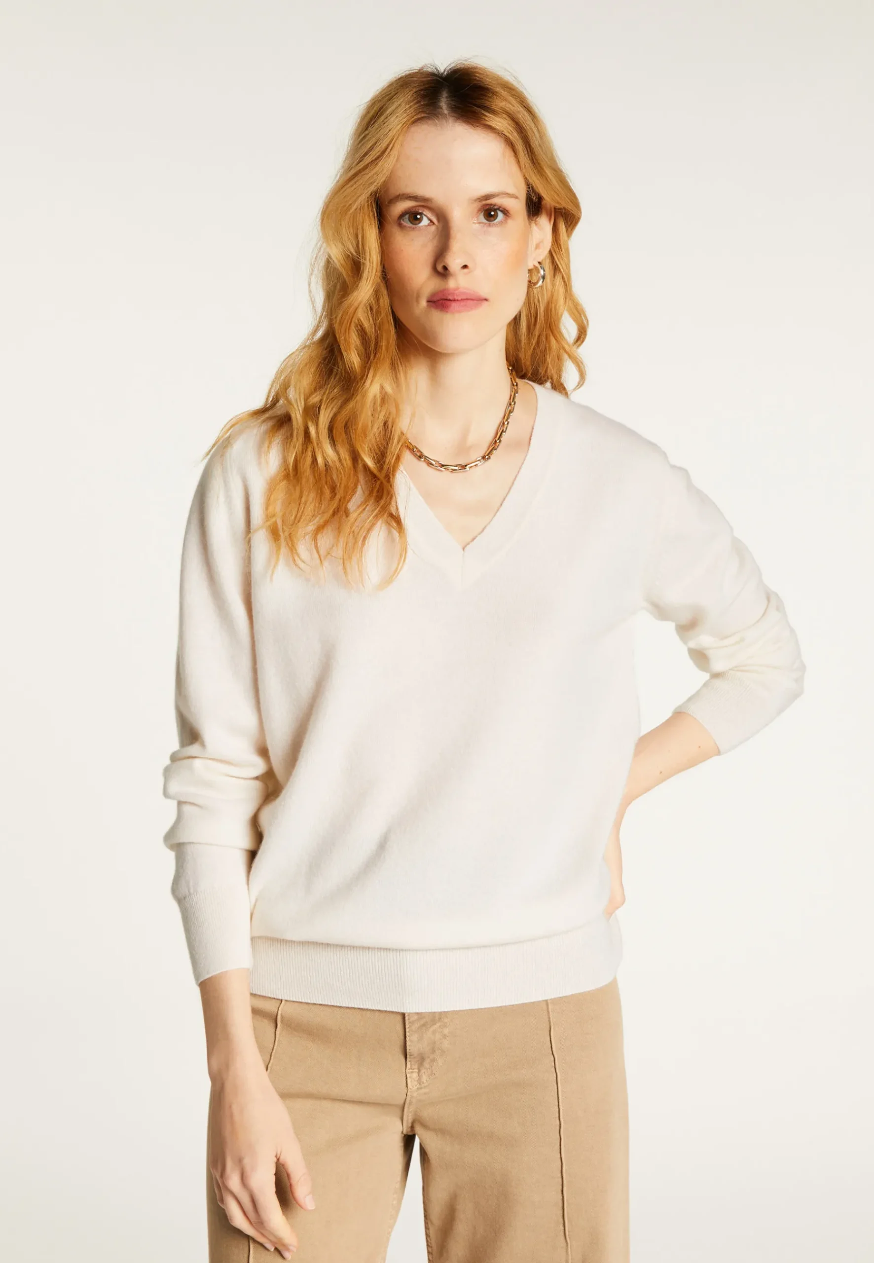 Montagut Les Incontournables-Pull col V en cachemire - Abel 82-Ecru