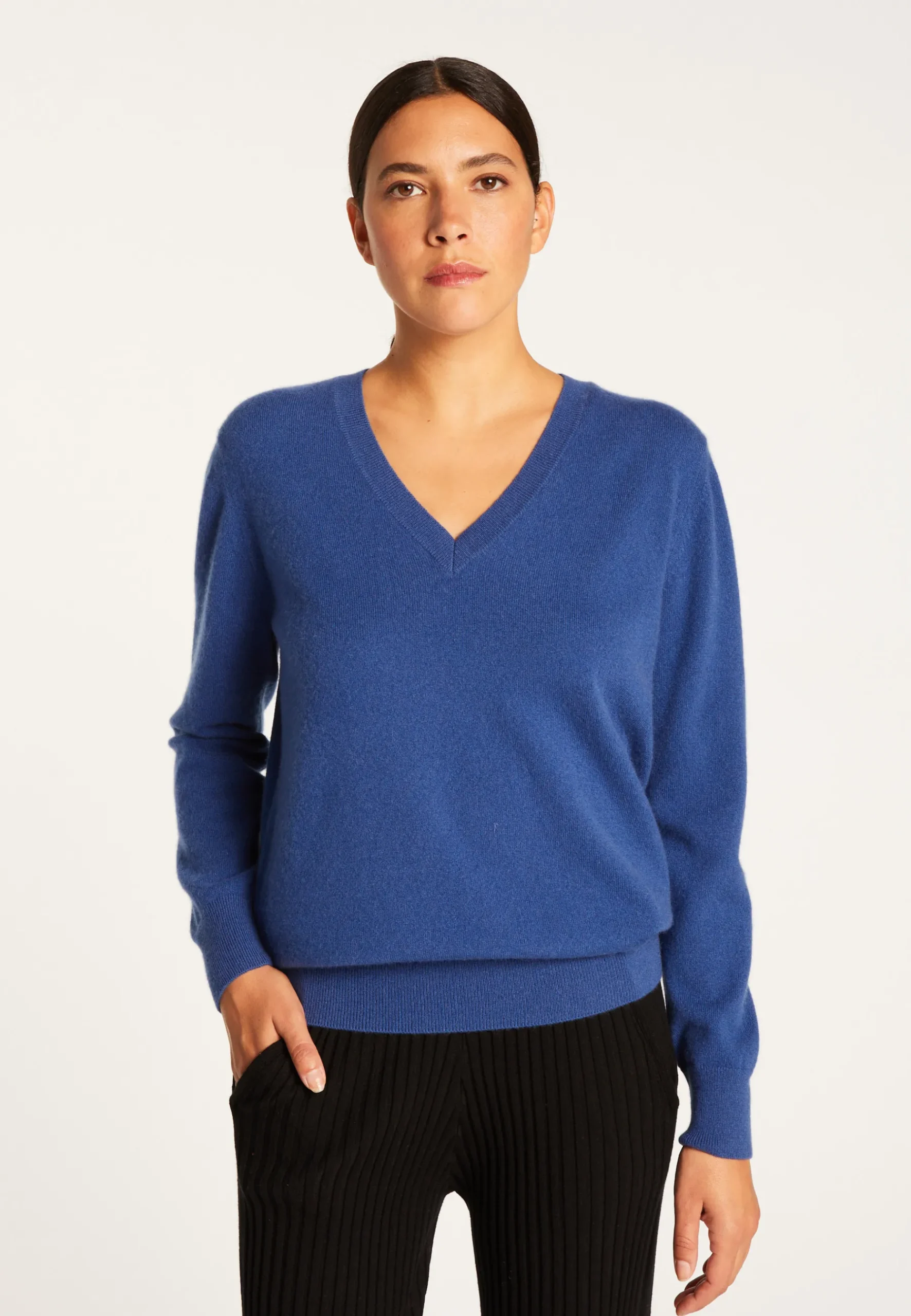 Montagut Les Incontournables-Pull col V en cachemire - Abel 48-Bleu roi