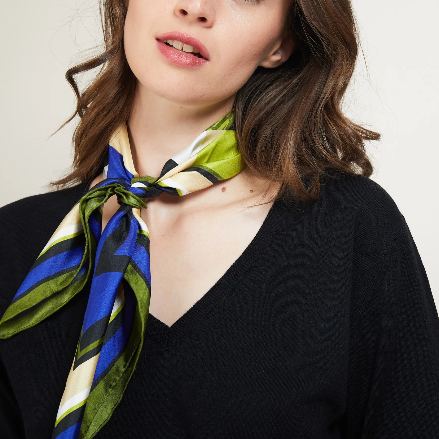 Montagut Les Incontournables-Pull col V en laine mérinos - Arya 01-Noir