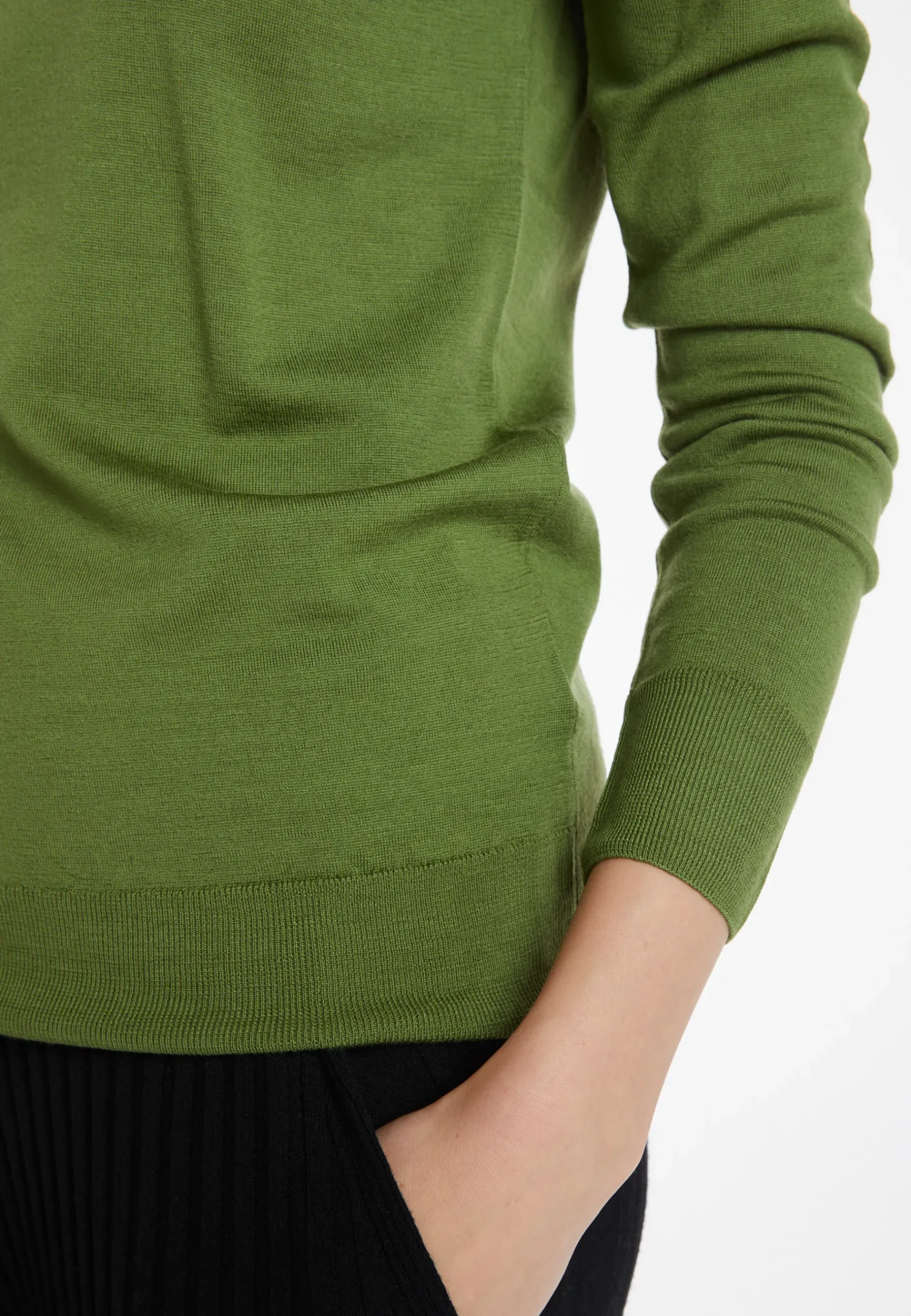 Montagut Les Incontournables-Pull col V en laine mérinos - Arya 83-Kaki