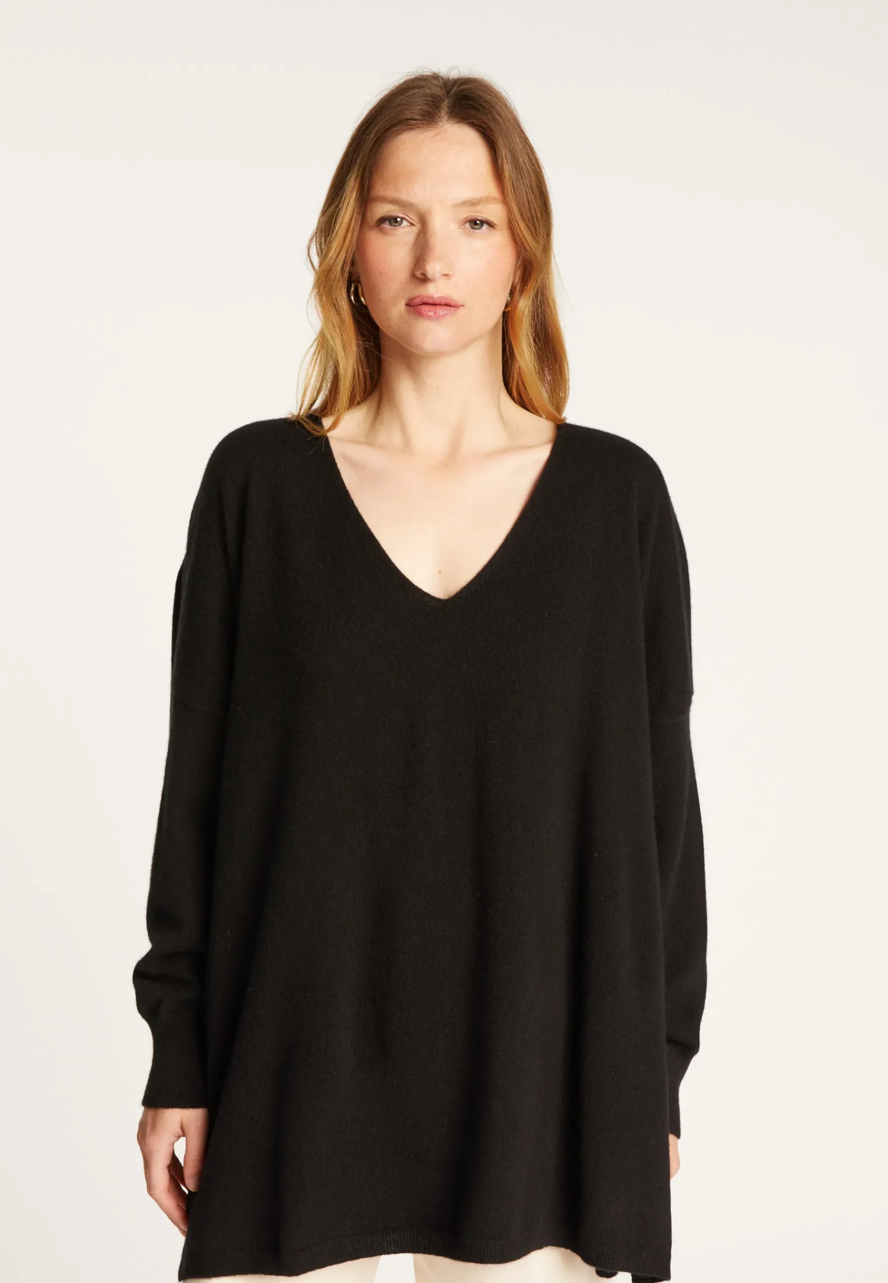 Montagut Les Incontournables-Pull col V oversize en cachemire - Apolline 01-Noir