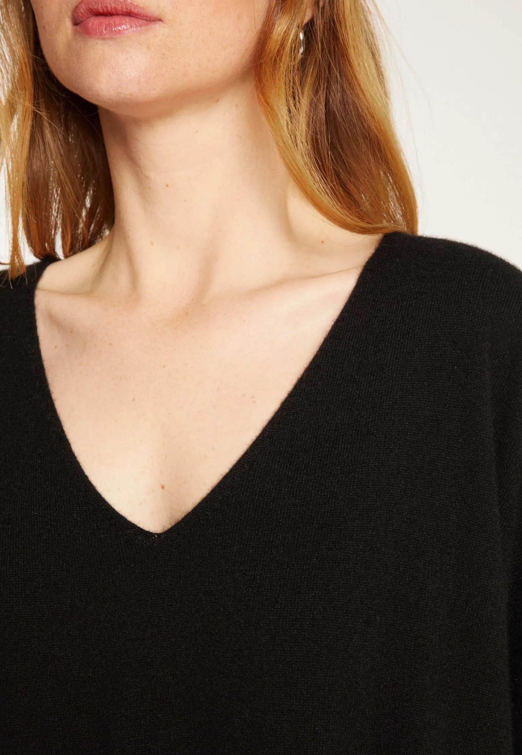 Montagut Les Incontournables-Pull col V oversize en cachemire - Apolline 01-Noir