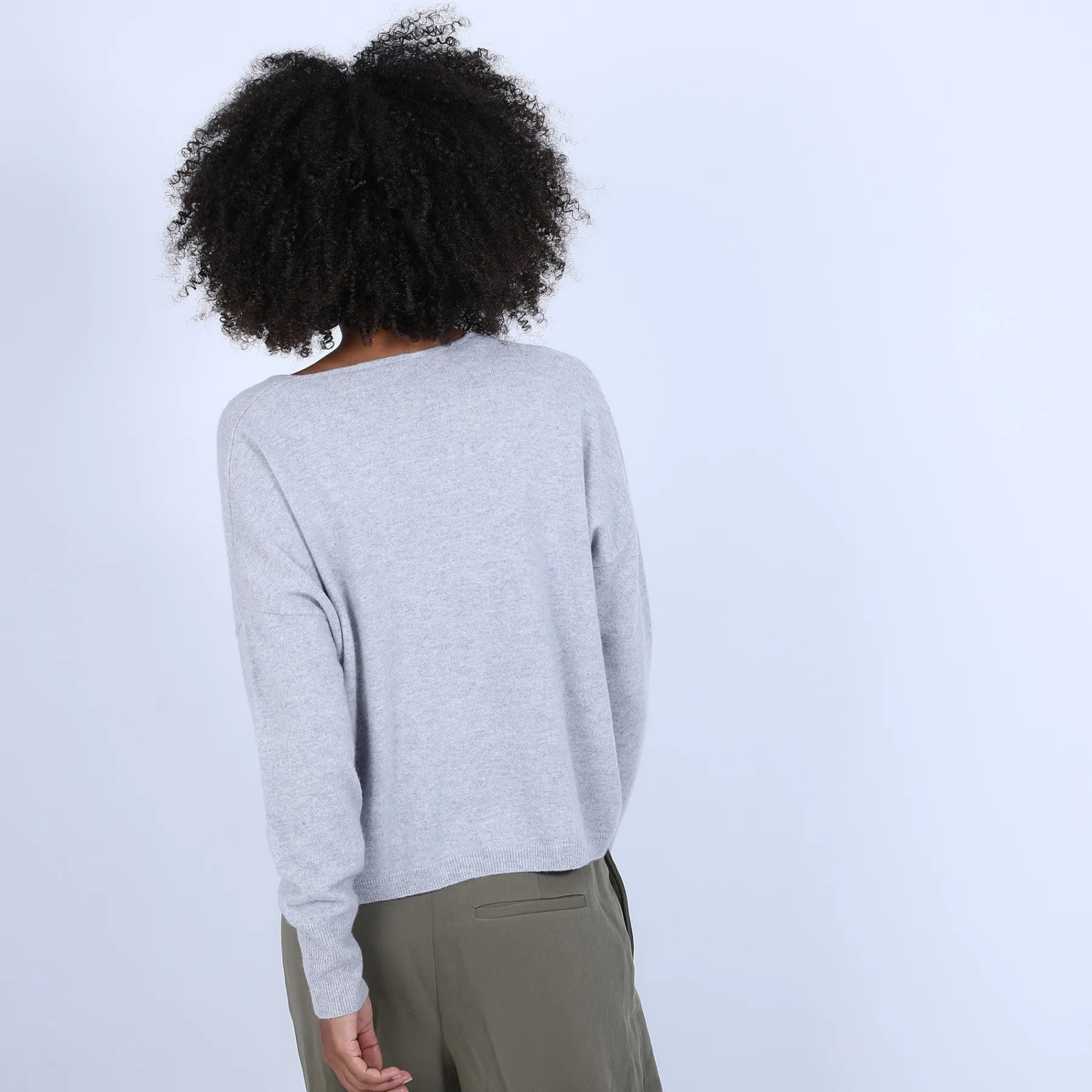 Montagut Les Incontournables-Pull court col V en cachemire avec poches - Balba 11-Gris clair