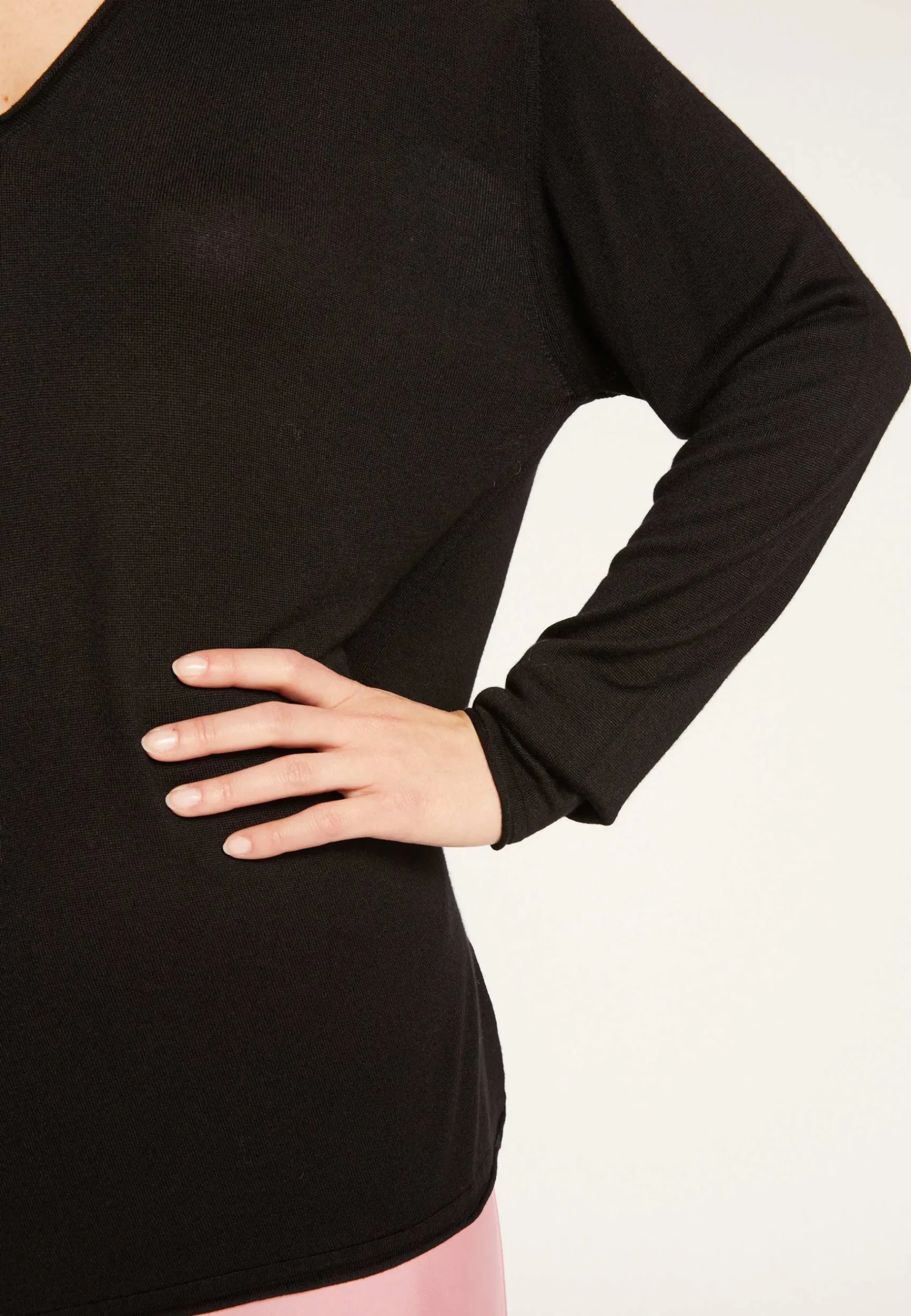 Montagut Les Incontournables-T-shirt col V en fibre de bambou cachemire - Aeline 01-Noir